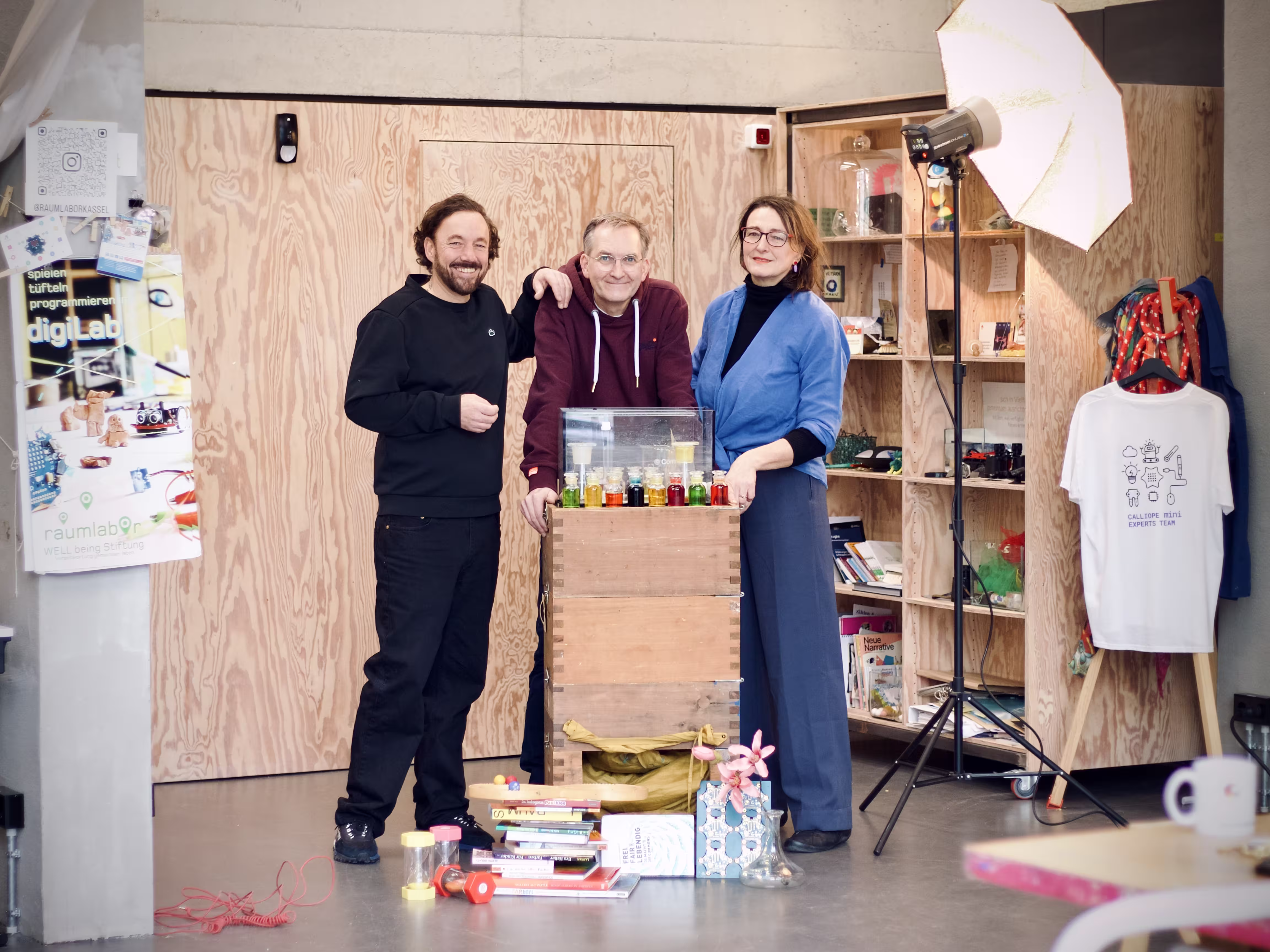 Künstlerin Birgit Emser (rechts), Sozialpädagoge Michael Neuner (links) und Theaterregisseur Tobias Krechel (Mitte): Sie verantworten die vielfältigen Aktivitäten der WELL being Stiftung